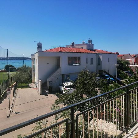 Apartment Vera, 80 M From The Sea Новиград Екстериор снимка