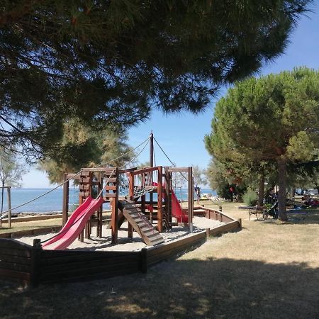 Apartment Vera, 80 M From The Sea Новиград Екстериор снимка
