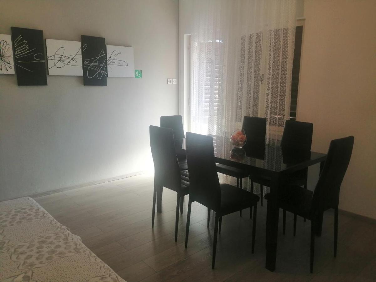 Apartment Vera, 80 M From The Sea Новиград Екстериор снимка