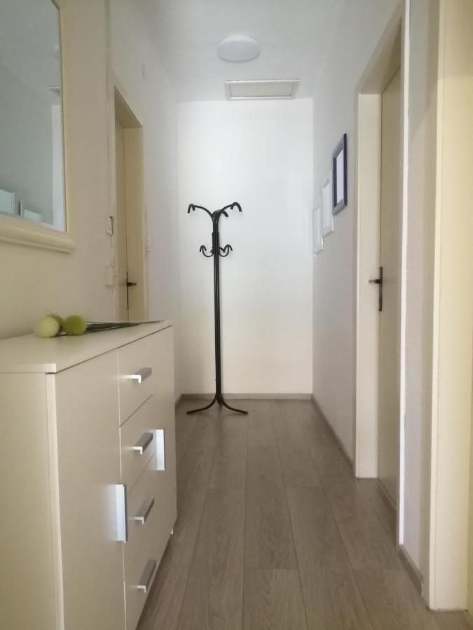 Apartment Vera, 80 M From The Sea Новиград Екстериор снимка